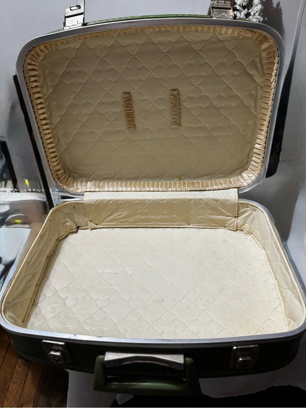 Vintage 1960s/1970’s Green Hard Vinyl Suitcase